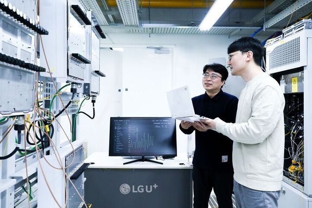 LG유플러스가 글로벌 통신 장비 제조사 에릭슨과 함께 차세대 네트워크 구조인 클라우드랜(Cloud RAN) 아키텍처의 핵심 기술을 검증하고, 관련 연구 협력을 강화하기로 했다. [사진=LG유플러스]