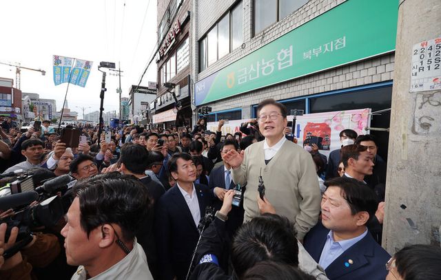 이재명 더불어민주당 대선 후보가 '골목골목 경청투어:국토종주편'에 나선 6일 충남 금산군 금산터미널 일대에서연설을 하고 있다. [사진=연합뉴스]