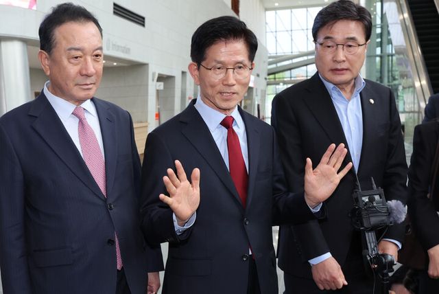 김문수 국민의힘 대선 후보가 6일 아시아태평양경제협력체(APEC) 회의장인 경북 경주시 경주화백컨벤션센터에서 무소속 한덕수 대선 예비후보와의 단일화 압박에 반발하며 후보 일정 중단을 선언하고 있다. 김 후보 양 옆으로는 엄태영·김대식 의원. [사진=연합뉴스]