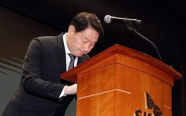 7일 최태원 회장은 서울 중구 SKT 본사에서 열린 해킹 사태 관련 일일 브리핑에 참석해 대국민 사과를 진행했다. [사진=연합뉴스]