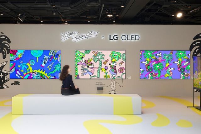LG전자가 ‘올레드 에보’, ‘LG 시그니처 올레드 T’ 등 신제품을 활용해 2028년 LA올림픽 로고 디자이너로도 유명한 미국 팝아티스트 스티븐 해링턴과 협업한 작품을 선보인다. [사진=LG전자]