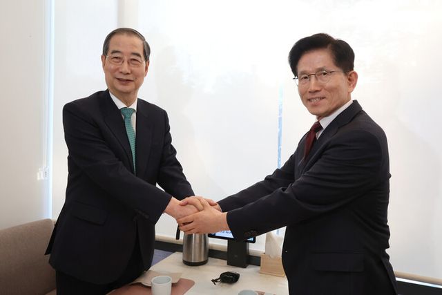 김문수 국민의힘 대선후보(오른쪽)와 한덕수 무소속 대선 예비후보가 7일 서울 종로구의 한 식당에서 후보 단일화 관련 회동을 하기 전 악수하고 있다. [사진=연합뉴스]