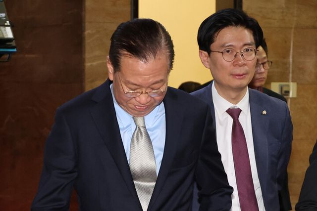 권영세 국민의힘 비상대책위원장이 7일 서울 여의도 국회에서 열린 의원총회에서 대선 후보 단일화 추진 계획을 논의한 뒤 비대위 회의장으로 향하고 있다. [사진=연합뉴스]