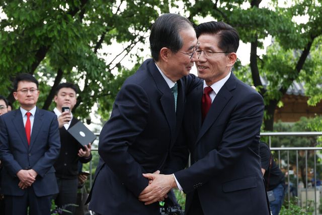 김문수 국민의힘 대선후보와 한덕수 무소속 대선 예비후보가 8일 서울 국회 사랑재 야외에서 회동을 마친 후 포옹하고 있다. [사진=연합뉴스]