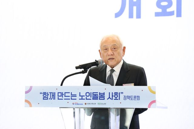 김한길 국민통합위원장이 지난 4월 4일 오전 서울 프레지던트 호텔에서 열린 '함께 만드는 노인 돌봄사회' 특별위원회 정책토론회에서 개회사를 하고 있다. [사진=국민통합위원회]