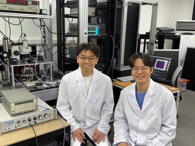 김갑진 KAIST 물리학과 교수(왼쪽)와 송무준 물리학과 박사(오른쪽). [사진=KAIST]