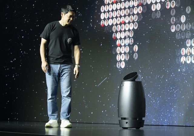 최성환 SK네트웍스 사업총괄 사장 겸 나무엑스 EA(경영자문)가 지난달 23일 웰니스 로봇을 시연하는 모습. [사진=SK네트웍스]