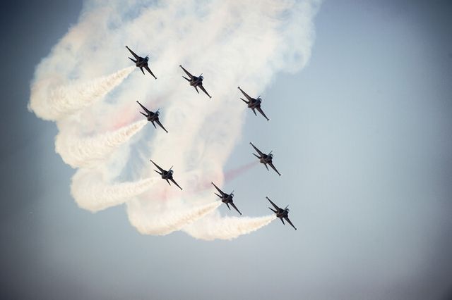 곡예비행을 펼치고 있는 공군의 특수비행팀 블랙이글스. [사진=한국우주항공산업협회]