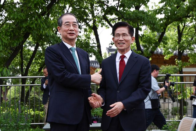 김문수 국민의힘 대선후보와 한덕수 무소속 대선 예비후보가 8일 서울 국회 사랑재 야외에서 회동하며 인사를 나누고 있다. [사진=연합뉴스]