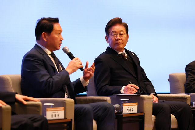 이재명 더불어민주당 대선 후보가 8일 서울 중구 대한상공회의소에서 열린 대선후보 초청 경제5단체장 간담회에서 최태원 대한상의 회장의 정책 발언을 듣고 있다. [사진=연합뉴스]