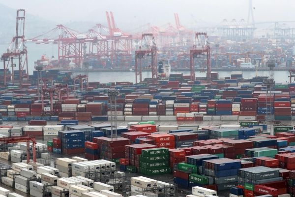 부산항 신선대부두에 수출입 화물이 쌓여 있다. [사진=연합뉴스]