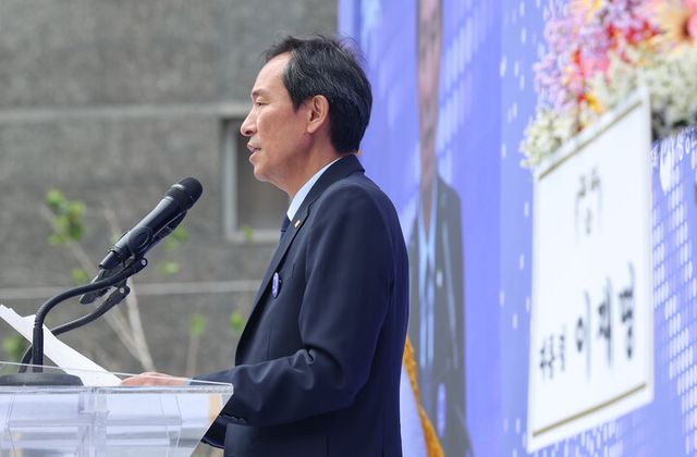 10일 서울 용산구 민주화운동기념관에서 열린 제38주년 6·10민주항쟁 기념식에서 이재명 대통령의 기념사를 우상호 대통령실 정무수석이 대독하고 있다. [사진=연합뉴스]