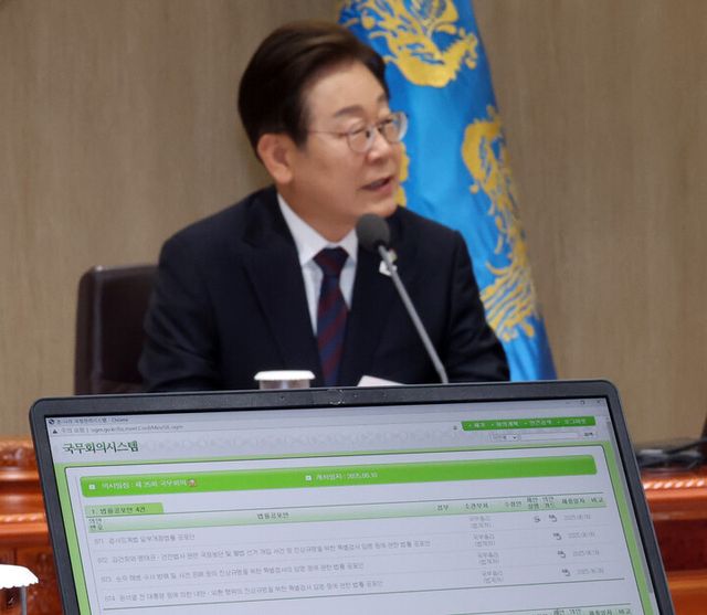 이재명 대통령이 10일 서울 용산 대통령실에서 국무회의를 주재하고 있다. 화면에 '3대 특검법안(내란특검법·김건희특검법·채상병특검법)' 등 국무회의 안건이 나오고 있다. [사진=연합뉴스]