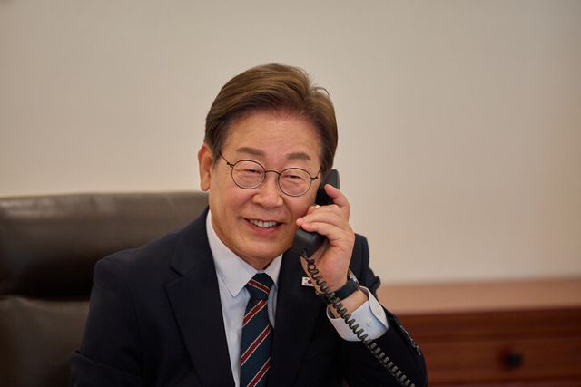 이재명 대통령이 9일 서울 용산 대통령실에서 이시바 시게루 일본 총리와 전화 통화를 하고 있다. [사진=대통령실]