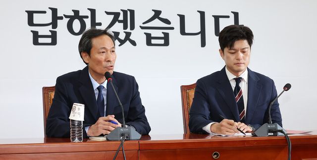 김용태 국민의힘 비상대책위원장(오른쪽)과 대통령실 우상호 정무수석이 10일 국회에서 만나 인사한 뒤 발언하고 있다. [사진=연합뉴스]