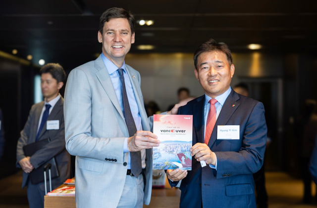 지난 6월 9일(월) ‘B.C.주 비즈니스 네트워킹 오찬(B.C. Business Networking Luncheon)’에서 데이비드 이비(David Eby) 캐나다 브리티시 컬럼비아주 수상(좌측)과 김형이 티웨이항공 경영본부장(우측)이 행사 후 기념 사진을 촬영하고 있다.&nbsp;&nbsp;[사진=티웨이항공]