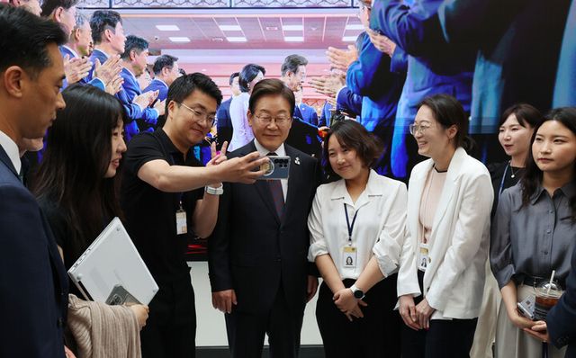 이재명 대통령이 10일 서울 용산 대통령실 청사 직원 식당에서 점심 식사를 한 뒤 구내매점에서 마주친 출입 기자들과 담소를 나눈 후 셀카를 촬영하고 있다. [사진=연합뉴스]