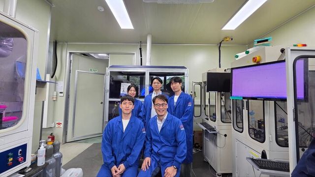 (앞줄 왼쪽부터) 박지수 박사과정, 김희탁 교수 (뒷줄 왼쪽부터) 석경화 박사과정, 두기수 박사, 오은택 박사과정 [사진=카이스트]