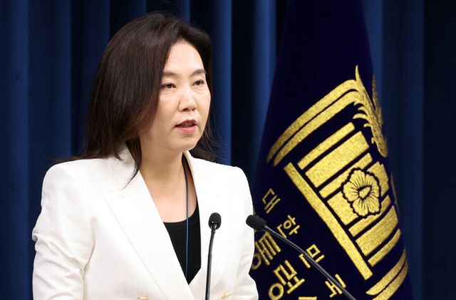 강유정 대통령실 대변인이 12일 용산 대통령실에서 현안 관련 설명을 하고 있다. [사진=연합뉴스]