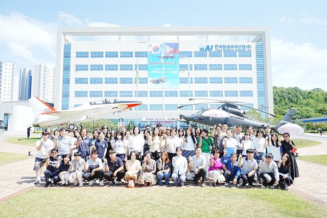 수여식에 참석한 장학생, 학부모들. [사진=KAI]