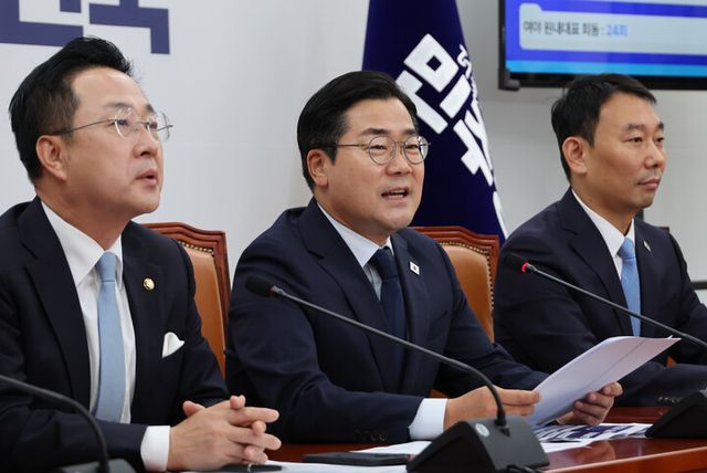 박찬대 더불어민주당 대표 직무대행 겸 원내대표(가운데)가 12일 서울 여의도 국회에서 열린 고별 기자회견에서 퇴임 소회를 밝히고 있다. [사진=연합뉴스]