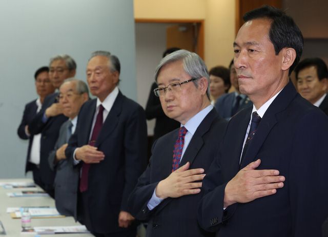 우상호 대통령실 정무수석(오른쪽 첫번째)과 권노갑 김대중재단 이사장(오른쪽 세번째)이 12일 서울 마포구 연세대학교 김대중도서관에서 열린 6.15 남북정상회담 25주년 기념식에서 국기에 경례하고 있다. [사진=연합뉴스]