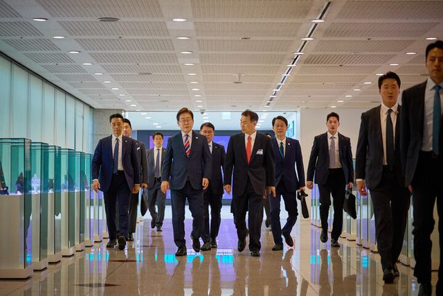 대통령실은 이재명 대통령이 11일 서울 영등포구 한국거래소를 방문한 모습을 12일 소셜미디어를 통해 공개했다. [사진=이재명 대통령 소셜미디어]