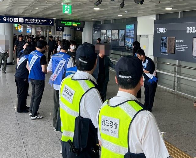 한국철도공사(코레일)가 철도특별사법경찰대와 함께 12일 오전 대전역에서 불법촬영 예방 캠페인을 펼치고, 화장실 등에서 불법촬영 기기 설치 여부를 점검했다. [사진=코레일]