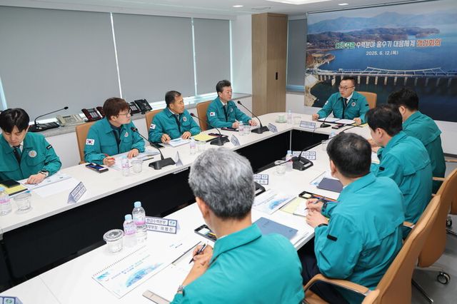 전국 수력양수 사업소장 홍수기 대응체계 점검 회의에 참석한 황주호 한국수력원자력 사장(가운데). [사진=한국수력원자력]