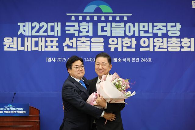 더불어민주당 원내대표로 당선된 김병기 의원이 13일 국회 의원총회 회의장에서 박찬대 원내대표로부터 축하를 받고 있다. [사진=연합뉴스]