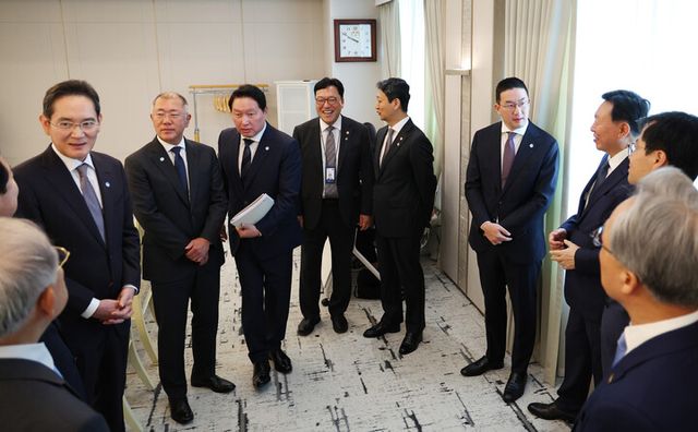 13일 서울 용산 대통령실에서 이재명 대통령 주재로 열린 6경제단체·기업인 간담회에 참석한 경제단체장, 기업총수, 장관들이 대화하고 있다. (왼쪽 세 번째부터) 이재용 삼성전자 회장, 정의선 현대차 그룹 회장, 최태원 SK그룹 회장 겸 대한상공회의소 회장, 김병환 금융위원장, 안덕근 산업통상자원부 장관, 구광모 LG그룹 회장. [사진=연합뉴스]