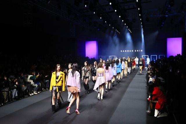 서울 중구 동대문디자인플라자(DDP)에서 열린 ‘2025 F/W 서울패션위크’ 오프닝쇼에서 모델들이 피날레를 하고 있다. [사진=연합뉴스]