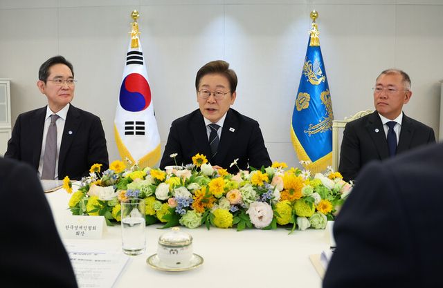 이재명 대통령이 13일 서울 용산 대통령실에서 열린 6경제단체·기업인 간담회에서 발언하고 있다. (왼쪽부터) 이재용 삼성전자 회장, 이 대통령, 정의선 현대차 회장. [사진=연합뉴스]
