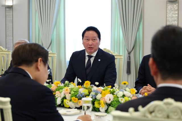 = 최태원 SK그룹 회장 겸 대한상공회의소 회장이 13일 서울 용산 대통령실에서 열린 이재명 대통령과의 6경제단체·기업인 간담회에서 발언하고 있다. 2025.6.13 [대통령실통신사진기자단]hihong@yna.co.kr