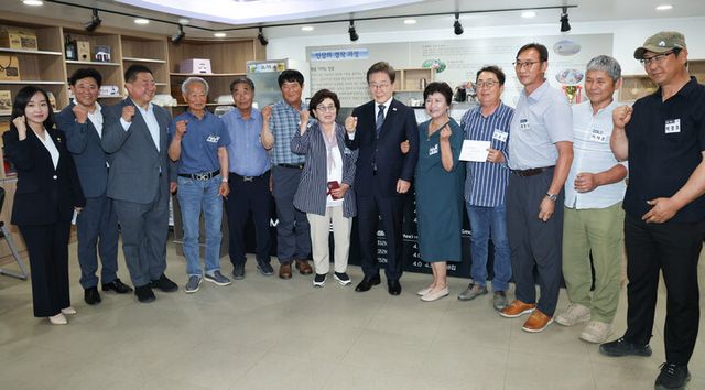 이재명 대통령이 13일 경기도 파주시 장단면 행정복지센터에서 접경지 주민 간담회 후 기념촬영을 하고 있다. [사진=연합뉴스]