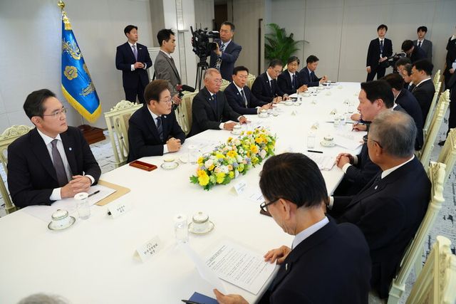 이재명 대통령이 13일 서울 용산 대통령실에서 6경제단체·기업인 간담회를 하고 있다. [사진=연합뉴스]