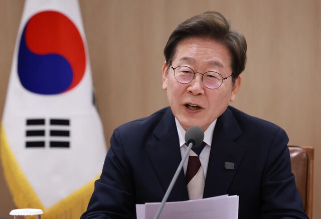 이재명 대통령이 4일 서울 용산 대통령실 청사에서 열린 '대통령 1호 명령, 비상경제점검 태스크포스(TF) 회의'에서 발언하고 있다. [사진=연합뉴스]