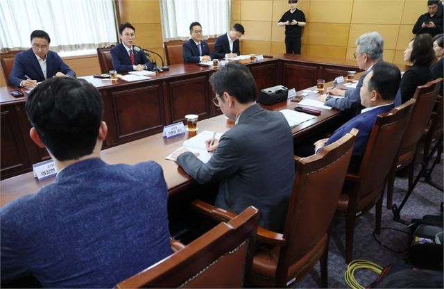 김민석 국무총리 후보자가 식품·외식업 협회와 전문가 등이 참석한 가운데 열린 밥상물가 안정을 위한 경청 간담회에서 발언하고 있다. [사진=연합뉴스]