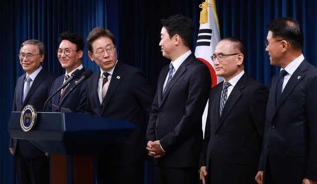 이재명 대통령이 4일 서울 용산 대통령실 청사에서 열린 새 정부 첫 인사 발표를 하고 있다. (오른쪽 두번째) 위성락 안보실장. [사진=연합뉴스]