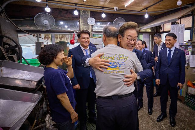 대통령실은 이재명 대통령이 13일 기본소득 실시지역 현황점검을 위해 방문한 경기도 연천군에서 주민과 만난 모습을 14일 SNS를 통해 공개했다. [사진=이재명 대통령 SNS]