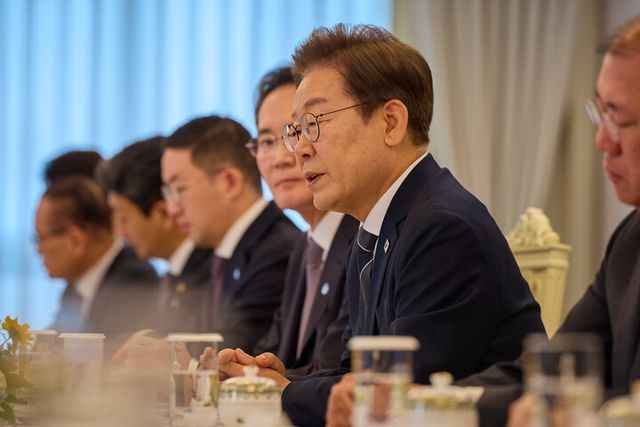 이재명 대통령이 13일 서울 용산 대통령실 청사에서 6경제단체·기업인 간담회를 하고 있다. [사진=대통령실]
