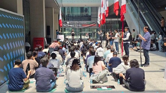 지난 5월 27일 오후 경기도 성남시에 소재한 네이버 사옥에서 집회가 열렸다. [사진=네이버 노조]