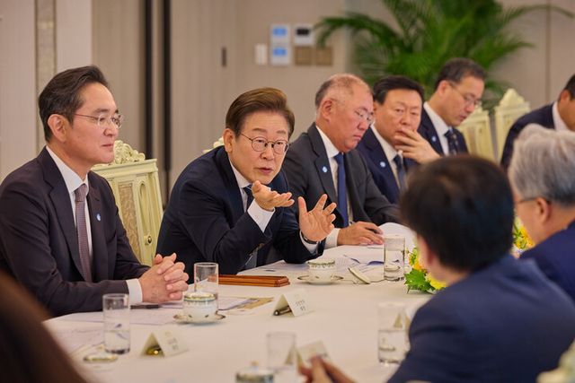 G7정상회의 참석을 앞두고 글로벌 통상 위기 극복을 위한 경제계의 목소리를 청취하기 위해 이재명 대통령이 지난 13일 서울 용산 대통령실 청사에서 6경제단체·기업인 간담회를 하고 있다. [사진=대통령실]