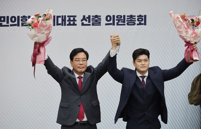 송언석 의원(왼쪽)이 국민의힘 신임 원내대표로 당선된 16일 원내대표 선출 의원총회가 열린 서울 여의도 국회 회의장에서 김용태 비상대책위원장과 손을 잡고 기념촬영하고 있다. [사진=연합뉴스]