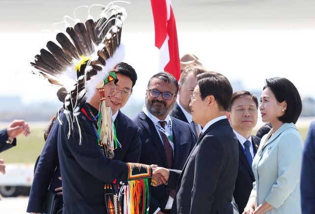 주요 7개국(G7) 정상회의 참석하는 이재명 대통령이 16일(현지 시각) 캐나다 앨버타주 캘거리국제공항에 도착해 캘거리 인근 캐나다 원주민 공동체 대표자와 인사하고 있다. [사진=연합뉴스]