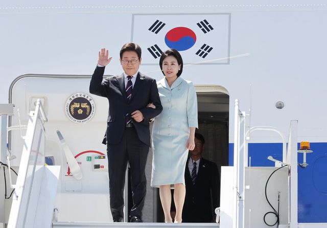 이재명 대통령과 김혜경 여사가 16일(현지 시각) G7 정상회의 참석차 캐나다 앨버타주 캘거리 국제공항에 도착해 공군 1호기에서 내리며 인사하고 있다. [사진=연합뉴스]