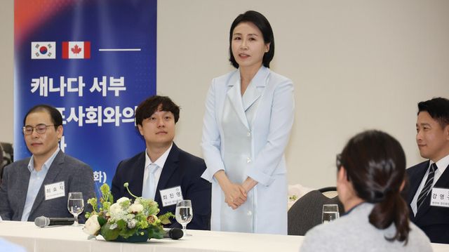G7 정상회의에 참석하는 이재명 대통령과 함께 캐나다를 방문한 김혜경 여사가 17일(현지 시각) 캘거리 한인회관에서 열린 캐나다 서부 동포사회와의 대화에서 인사말을 하고 있다. [사진=연합뉴스]