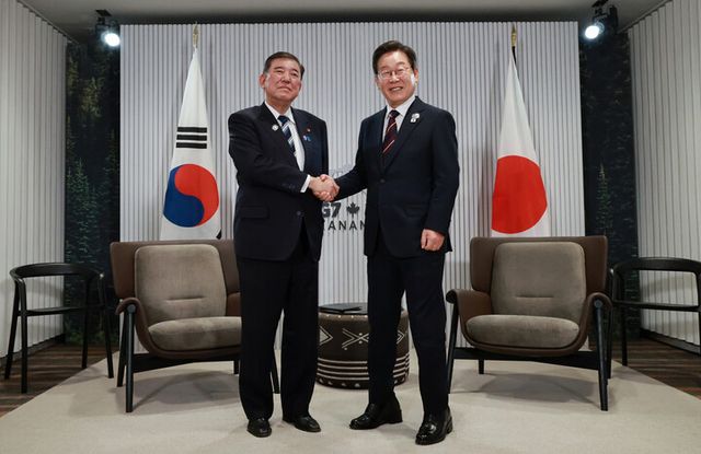 이재명 대통령과 이시바 시게루 일본 총리가 17일(현지 시각) 캐나다 앨버타주 캐내내스키스 주요 7개국(G7) 정상회의장에서 열린 한일 정상회담에서 만나 악수하며 기념 촬영을 하고 있다. [사진=연합뉴스]