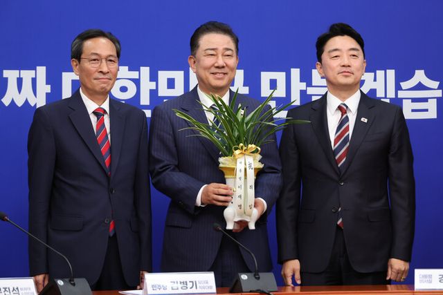 김병기 더불어민주당 대표 직무대행 겸 원내대표가 17일 서울 여의도 국회에서 대통령실 강훈식 비서실장과 우상호 정무수석을 접견하고 기념 촬영을 하고 있다. [사진=연합뉴스]