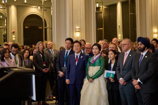 이재명&nbsp;대통령과 김혜경 여사가 16일(현지 시각) 캐나다 캘거리 한 호텔에서 열린 캐나다 앨버타 주수상 내외 주최 주요 7개국(G7) 정상회의 초청국 리셉션에 참석하고 있다. [사진=대통령실]